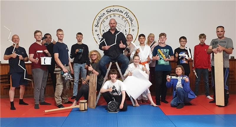 Karateschule schafft sich ein Fünf-Sterne-Dojo Lehrer und Schüler der Karateschule in Agathenburg haben ihr Dojo umgebaut. Nun wollen sie es beim Tag der offenen Tür präsentieren.