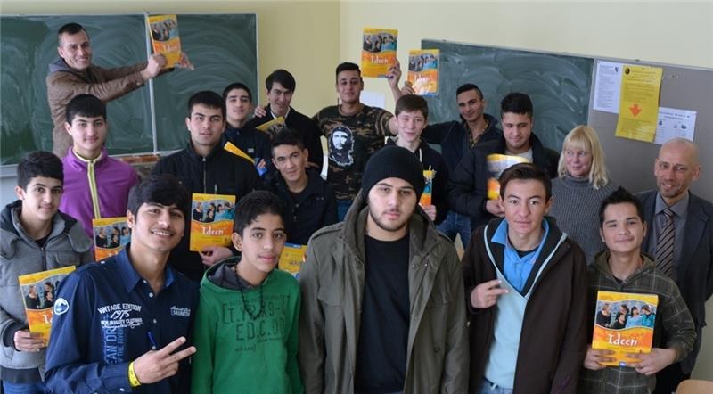 Lehrerin Anke-Verena Hall und der Schulleiter der Stader Privatschule , Dirk Kühne (rechts), bereiten die unbegleiteten minderjährigen Flüchtlinge auf die Schule in Deutschland vor. Foto Meybohm