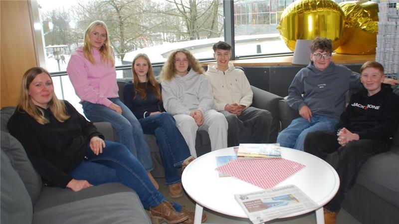 Lehrerin Jana Lorenz (links) mit Amelie, Emmy, Nicolai, Ben, Joost und Leon - 6 der 34 Schüler, die ein Praktikum in Apenser Betrieben machen.