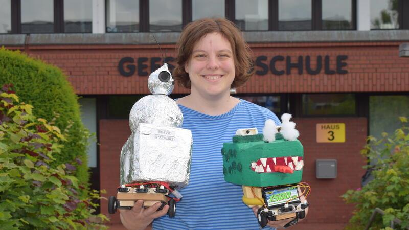 Roboter-Rennen: Doppelerfolg für Fredenbeck beim ersten Versuch Lehrerin Svenja Köber mit den beiden Robotern: Sie organisierte den ersten Start der Geestlandschule bei dem Wettbewerb.