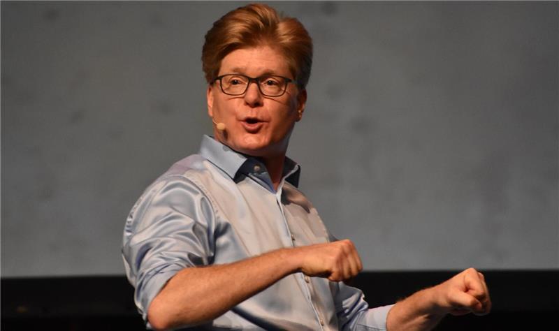 Herr Schröder in Stade: Bei diesem Lehrer wird Schule zur Lachnummer Lehrerzimmer, Elternabend, Abschlussfahrt: Im Galopp geht es zu den Spielorten von Absurditäten des Lehrerdaseins.