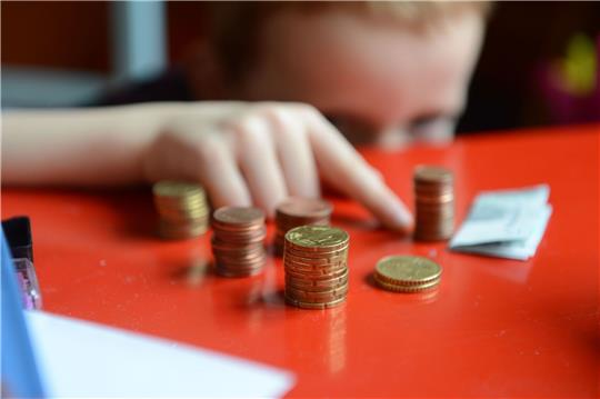 Lehrkräfte berichten von einem sichtbaren Anstieg der Kinderarmut und von Ängsten und Sorgen, die sie bei ihren Schülerinnen und Schülern beobachten.