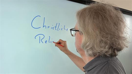 Lehrkräfte wie Dominik Wolff begrüßen ihre Schüler ab August im Fach „Christliche Religion“.