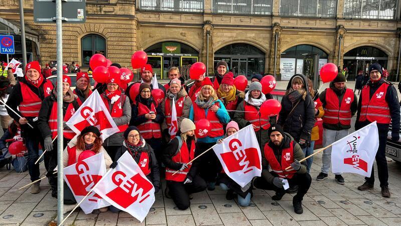 Lehrpersonal mehrerer Schulen aus dem Kreis Stade fordert mehr als eine Gehaltserhöhung.