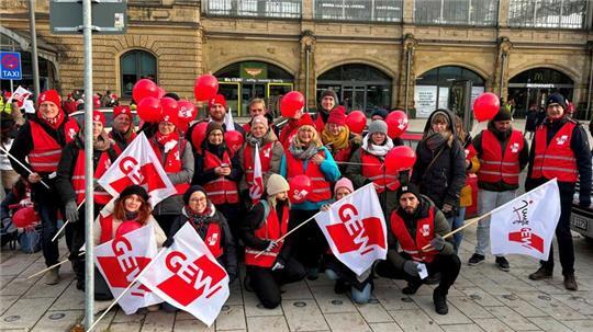 Lehrpersonal mehrerer Schulen aus dem Kreis Stade fordert mehr als eine Gehaltserhöhung.