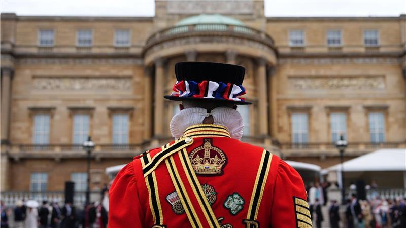 Leibwächter der königlichen Garde stehen bei der jährlichen Gartenparty des britischen Königshauses im Buckingham-Palast.
