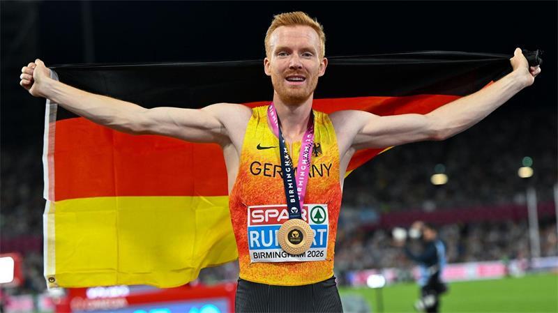 Leichtathletik-EM: Frederik Ruppert aus Deutschland jubelt nach dem 3.000-Meter-Hindernis-Rennen über Gold.