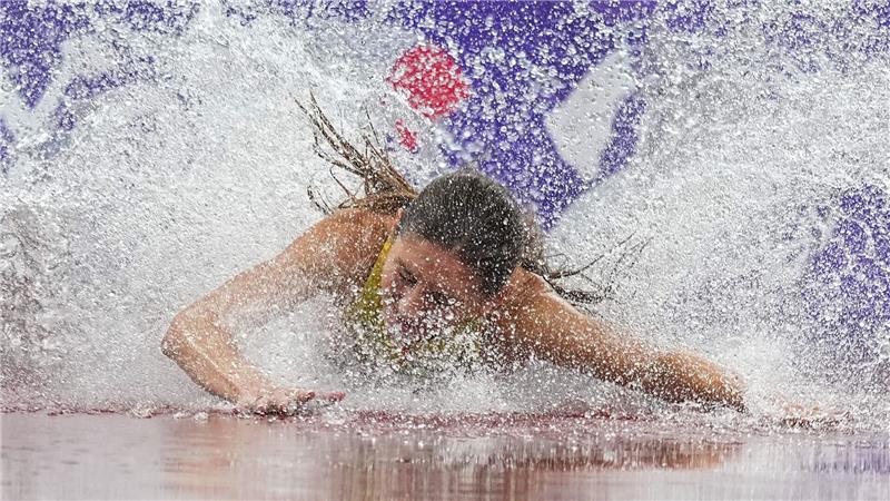 Leichtathletik: Weltmeisterschaft, 3000m Hindernislauf, Frauen, Finale. Gesa Felicitas Krause aus Deutschland stürzt im Wassergraben.