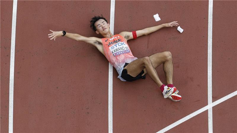 Leichtathletik Weltmeisterschaft in Tokio  - Geher Masartora Kawando aus Japan bricht nach dem Überqueren der Ziellinie zusammen
