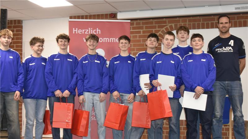 Leif Erik Schmidt (Dritter von rechts) und seine Mannschaft TSV Hollern-Twielenfleth.
