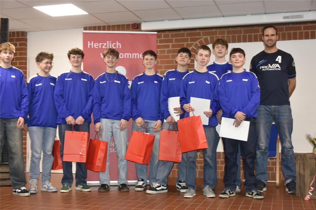 Leif Erik Schmidt (Dritter von rechts) und seine Mannschaft TSV Hollern-Twielenf...