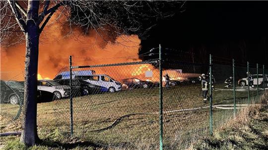 Leihwagen brennen auf dem Parkplatz eines Autovermieters in Mulmshorn (Kreis Cuxhaven). Foto: Feuerwehr