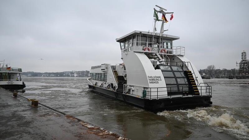 Leinen los für die Hadag-Fähre Övelgönne (Linie 94) in Finkenwerder.