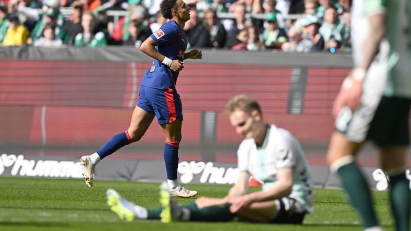 Leipzig oben, Werder am Boden: Antonio Nusa (l) jubelt über sein Tor zum 0:1.