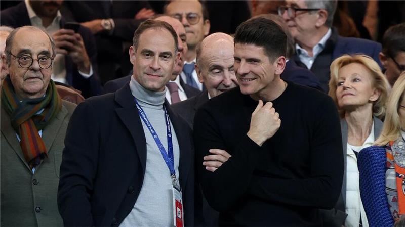 Stresstest gegen Klopps Erben: Roses Null-Dilemma Leipziger Chefetage: Oliver Mintzlaff und Mario Gomez (r.).