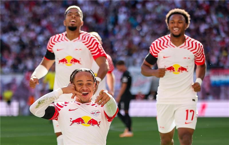 Leipzig gewinnt klar - aber Rose muss viel „aufarbeiten” Leipzigs Benjamin Henrichs (l-r), Xavi Simons und Lois Openda jubeln nach dem Tor zum 1:0 von Simons.