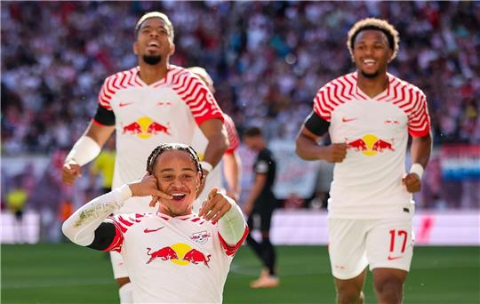 Leipzigs Benjamin Henrichs (l-r), Xavi Simons und Lois Openda jubeln nach dem Tor zum 1:0 von Simons.