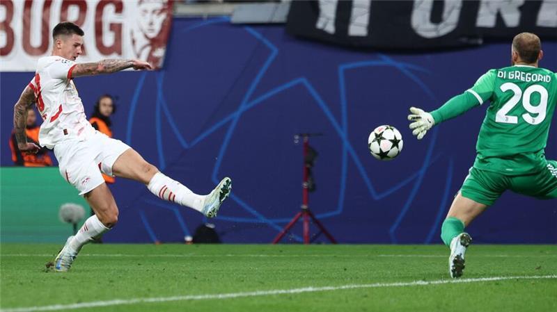 Leipzig verliert in Überzahl gegen Juve - „Sind frustriert“ Leipzigs Benjamin Sesko (l) erzielt gegen Turins Torhüter Michele Di Gregorio das Tor zum 1:0.
