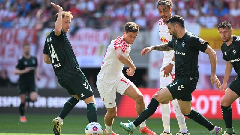 1:1 in Leipzig: Sesko dämpft Bremens Euro-Träume Leipzigs Christoph Baumgartner (M) und Bremens Senne Lynen (l) und Anthony Jung kämpfen um den Ball.