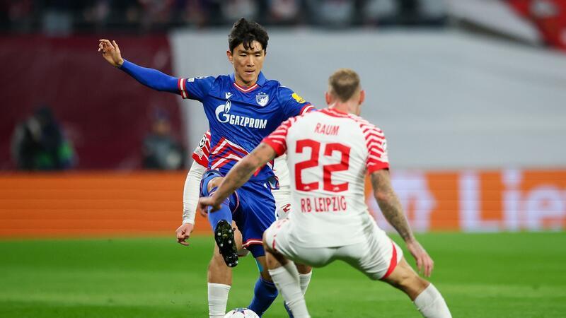 Sieg gegen Belgrad: Leipzig fast im Achtelfinale Leipzigs David Raum versucht Belgrads In-beom Hwang den Ball abzuknöpfen.