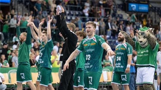 Leipzigs Mannschaft freut sich über ihren 35:34 Sieg.