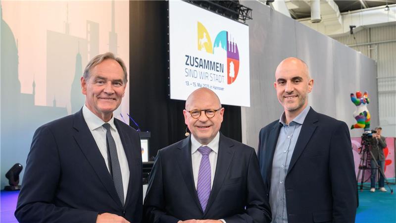 Leipzigs Oberbürgermeister als Städtetagspräsident gewählt Leipzigs Oberbürgermeister Burkhard Jung (links) und seine Amtskollegen Markus Lewe aus Münster (Mitte) und Belit Onay aus Hannover (rechts) stehen zusammen.