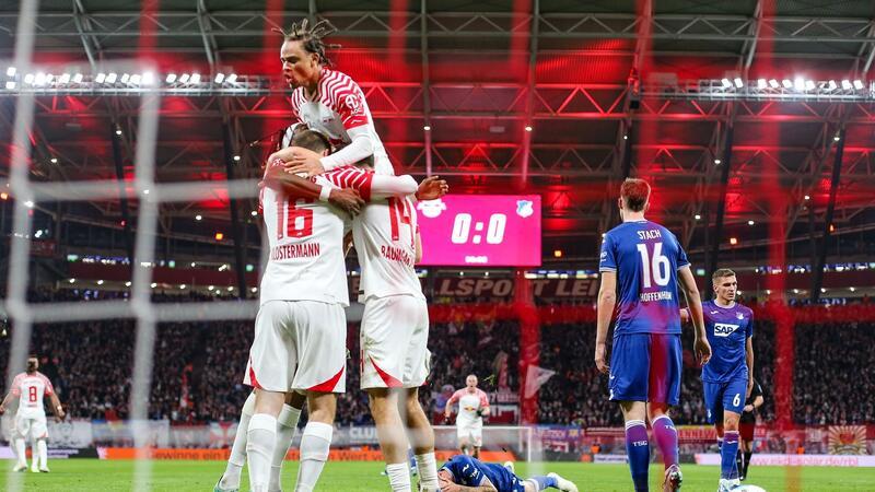 BVB wieder ohne Sieg - Leipzig nun Dritter Leipzigs Spieler Lukas Klostermann (l-r), Xavi Simons und Christoph Baumgartner jubeln nach dessen Treffer zum 1:0.