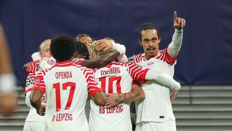 Sieg gegen Belgrad: Leipzig fast im Achtelfinale Leipzigs Spieler um Yussuf Poulsen (r) bejubeln Raums frühen Treffer zum 1:0.