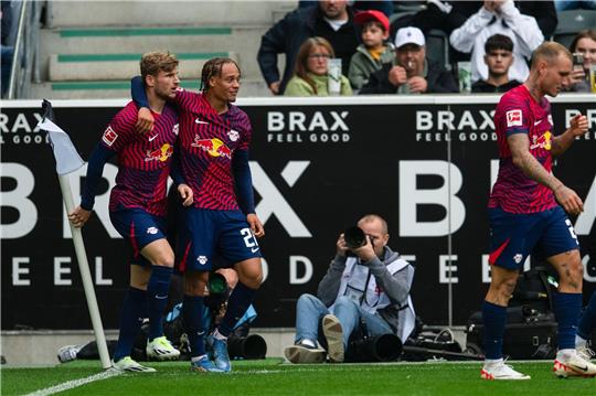 Leipzigs Torschütze Timo Werner (l-r), Xavi Simons und David Raum jubeln nach dem Treffer zur 1:0-Führung.