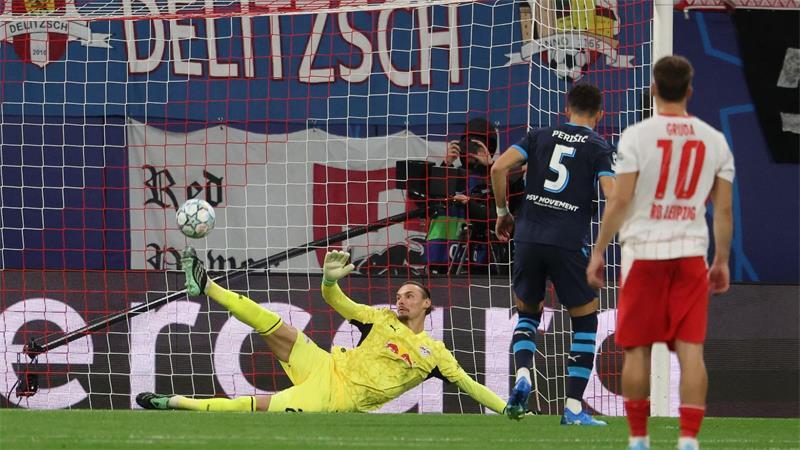 Leipzigs Torwart Maarten Vandevoordt hält den Elfmeter von Eindhovens Ivan Perišić.