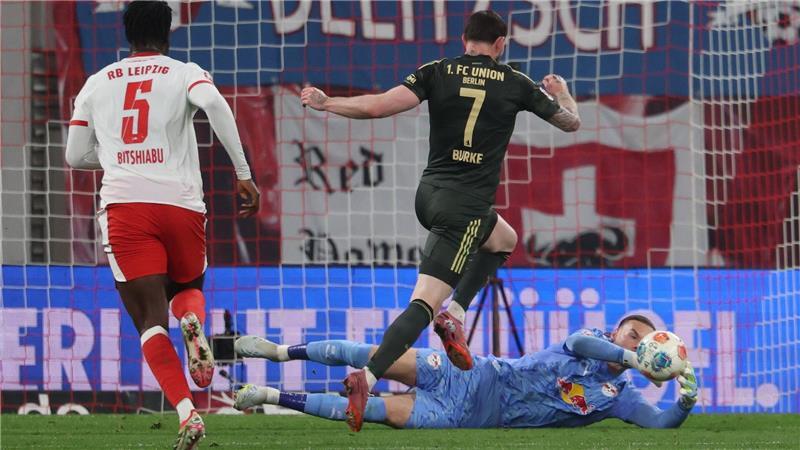 Leipzigs Torwart Maarten Vandevoordt (r.) klärt gegen Oliver Burke (m./1. FC Union Berlin). 