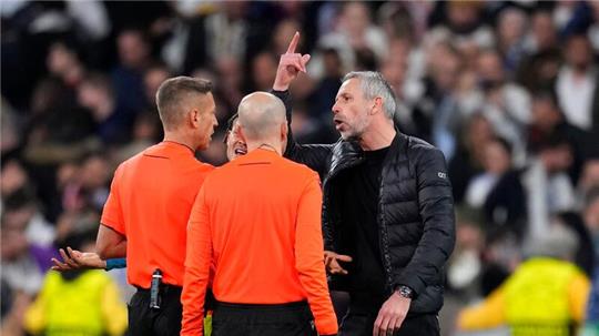 Leipzigs Trainer Marco Rose (r) war mit der Leistung der Unparteiischen nicht zufrieden.