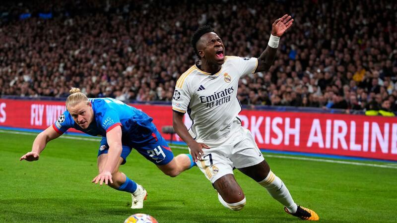 „Dürfen nicht rausfliegen“: RB scheitert an Real Madrid Leipzigs Xaver Schlager (l) im Zweikampf mit Reals Vinicius Junior.