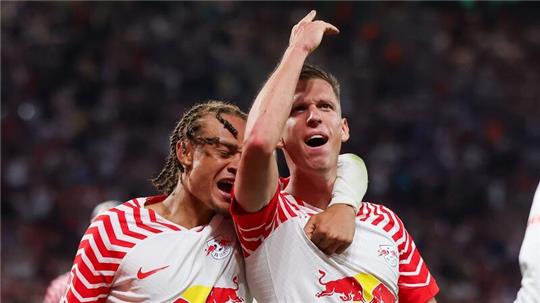 Leipzigs Xavi Simons (l) und Dani Olmo wurden in der Kaderschmiede des FC Barcelona ausgebildet.