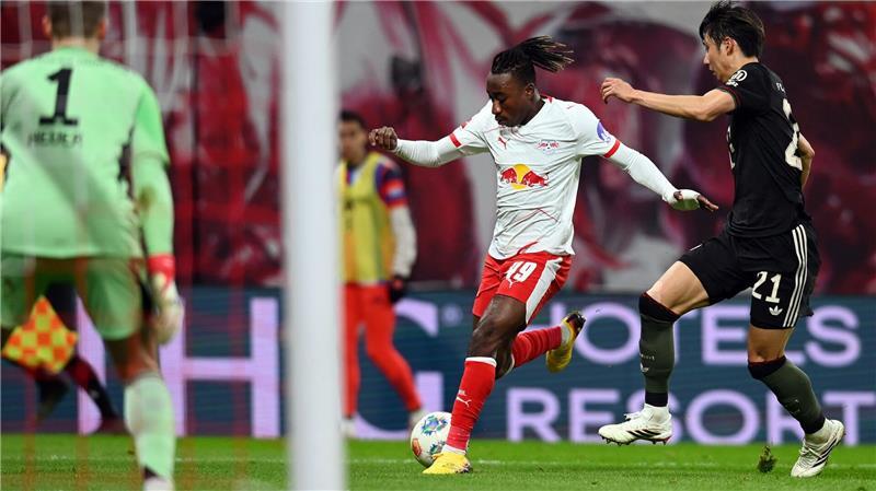 Leipzigs Yan Diomande (M) scheitert an Bayern-Torwart Manuel Neuer (l)