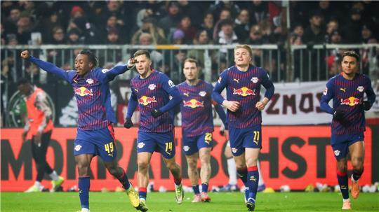 Leipzigs Yan Diomande (l,) jubelt nach seinem Treffer beim FC St. Pauli.