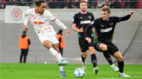 Leipzigs Yussuf Poulsen (v.l.) setzt sich gegen St. Paulis Hauke Wahl und Eric Smith durch und trifft zum 1:0.