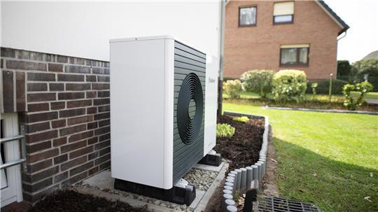 Leise lohnt sich: Ruhige Wärmepumpen schonen die Nerven der Nachbarn und können mit Fördergeld finanziert werden.