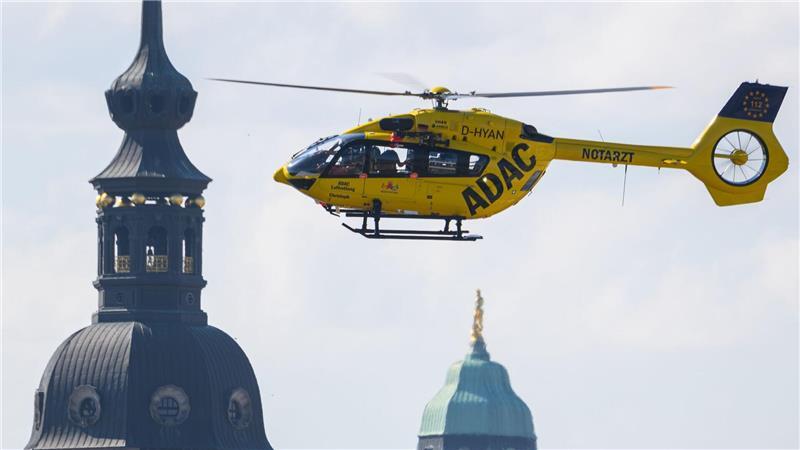 Leistet im Ernstfall schnelle Hilfe aus der Luft: Ein Rettungshubschrauber der ADAC Luftrettung fliegt am Himmel vor der Dresdner Altstadt. (Archivbild)