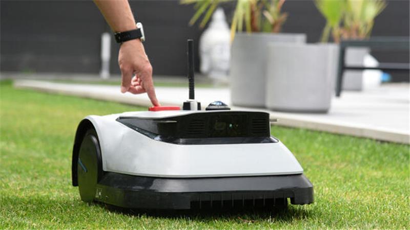 Mähroboter: Auf diese 3 Punkte sollten sie beim Kauf achten Leistung, Sicherheit, Installation: Die individuellen Bedürfnisse spielen eine entscheidende Rolle bei der Wahl des passenden Mähroboters.