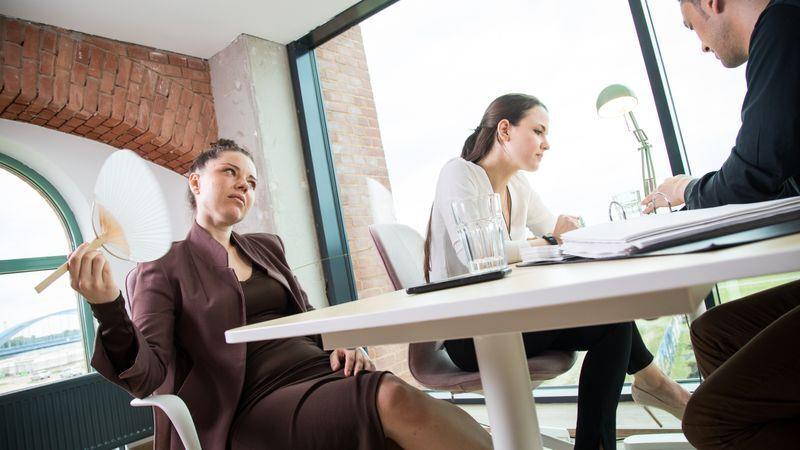 3 effektive Strategien gegen Hitze im Büro Leistung kann bei hohen Temperaturen leiden. Foto: Christin Klose/dpa-tmn