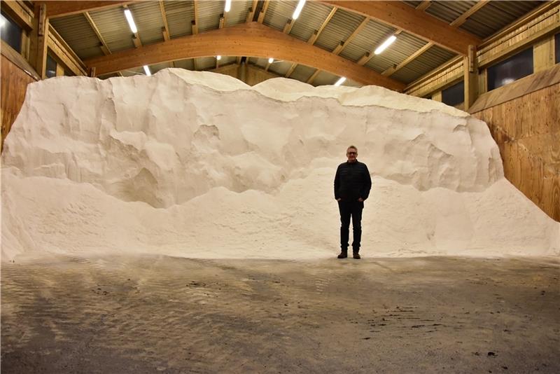 Leiter Uwe Pahl vor dem Salzberg : Zusammen mit dem Streugut in den Silos lagern in Drochtersen knapp 1000 Tonnen Salz. Foto: Ahrens