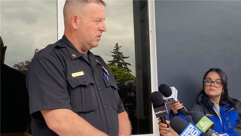 Leiter der Feuerwehr in Longview, Scott Goldstein, hält eine Pressekonferenz zur chemischen Explosion in einer Verpackungsfirma.