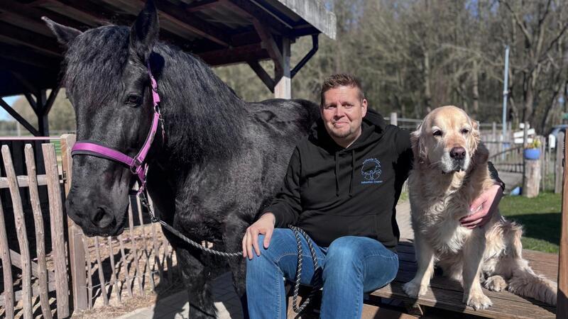 Leiter des Vereins Helfende Tiere: Sebastian Cramer gemeinsam mit Stute Ella und Golden Retriever Grisu.