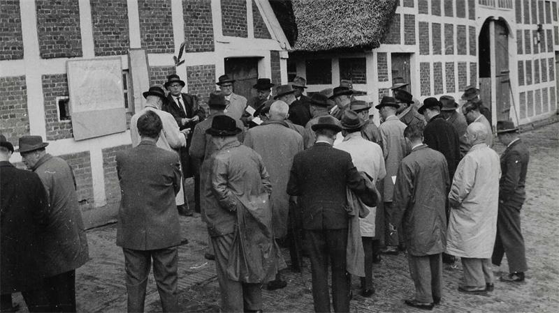 Alte Fotos aus dem Kreis Stade: Welche Geschichten stecken dahinter? Leiter des Versuchs- und Beratungsringes Kehdinger Marsch Nord, Engel, erläutert an Hand von Karten die Situation des Betriebes Heinz Holthusen.