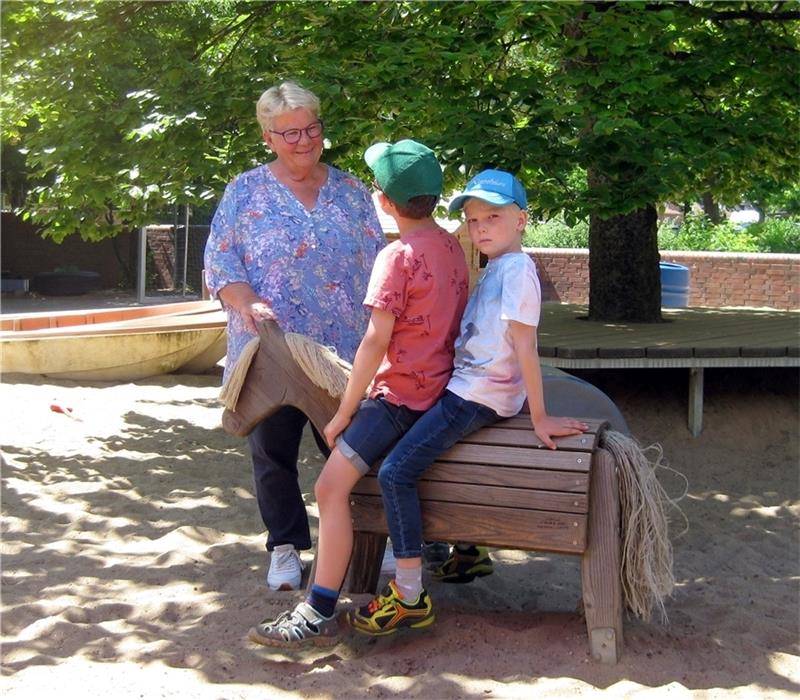 Kita Lühezwerge in Steinkirchen feiert Jubiläum Leiterin Beke Viedts beschäftigt sich mit Kindern der Kindertagesstätte Lühezwerge auf dem Spielgelände. Am Sonnabend wird dort ein großes Jubiläumsfest gefeiert. Foto: Lankuttis