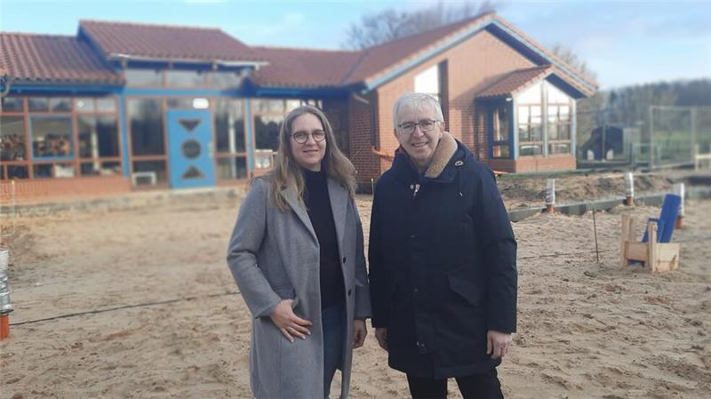 Vorstellung der umgebauten Kita Leiterin Erdmute Beckmann und Bürgermeister Ulrich Rathjens vor der Bargstedter Kita.