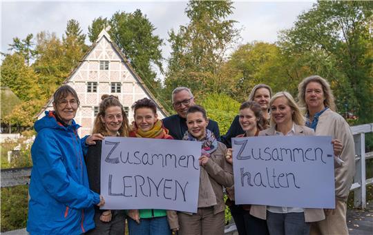 Leiterin Katja Buse (Dritte von links) mit einem Teil des Teams der VHS Stade.