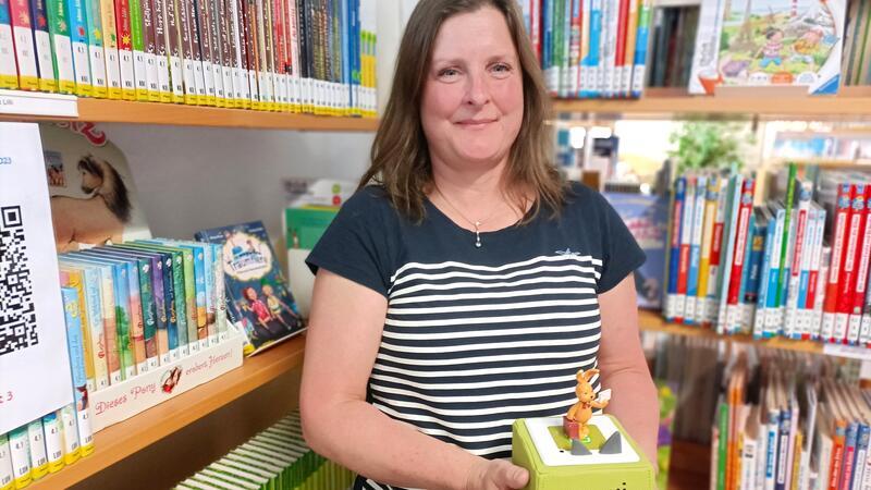 Leiterin Meike Beck zeigt eine Toniebox, durch Kontakt mit dem reiselustigen Hasen Felix wird ein Hörspiel in Gang gesetzt.