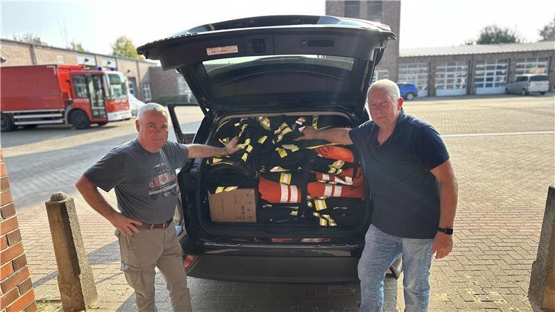 Vorbereitungen für nächsten Ukraine-Hilfstransport laufen an Leitstellen-Chef Wilfried Sprekels und der ukrainische Geschäftsmann Grischa Kaflowsky verladen Hilfsgüter.